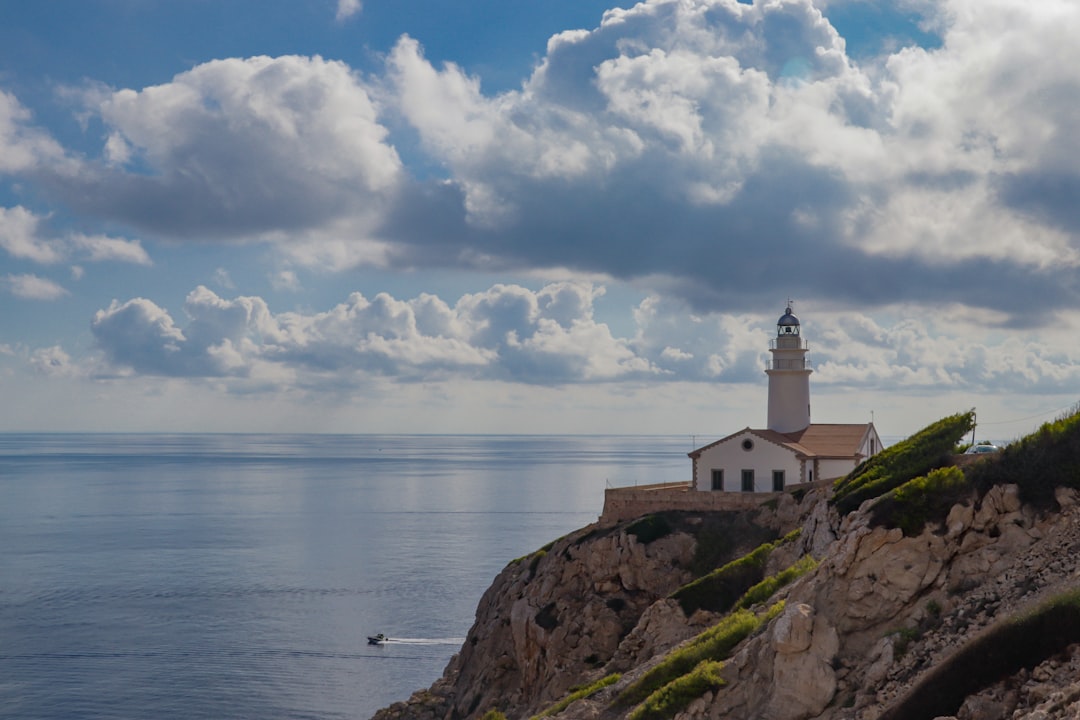 穆罗迪波尔科灯塔：照亮西西里岛的光辉 - Str. Capo Murro di Porco | Secret World Trip Planner
