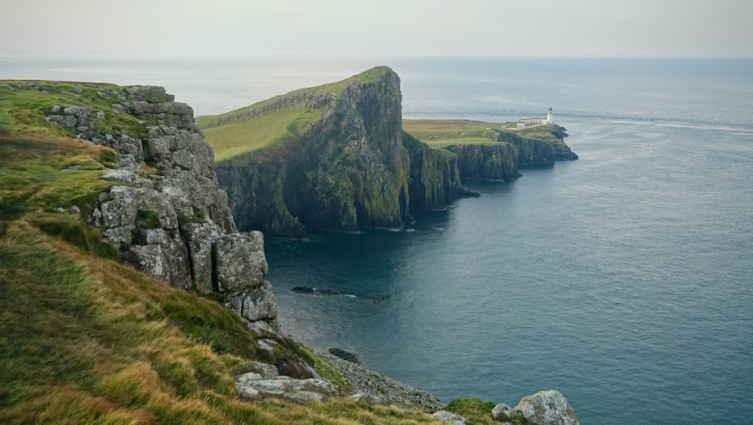 Faro de Dyrhólaey: guardián del mar negro de Islandia - CV29+VWV | Secret World Trip Planner