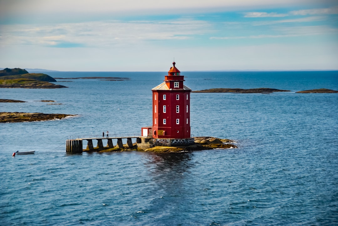 Kjeungskjær: el faro rojo en las rocas noruegas - Postboks 3 | Secret World Trip Planner