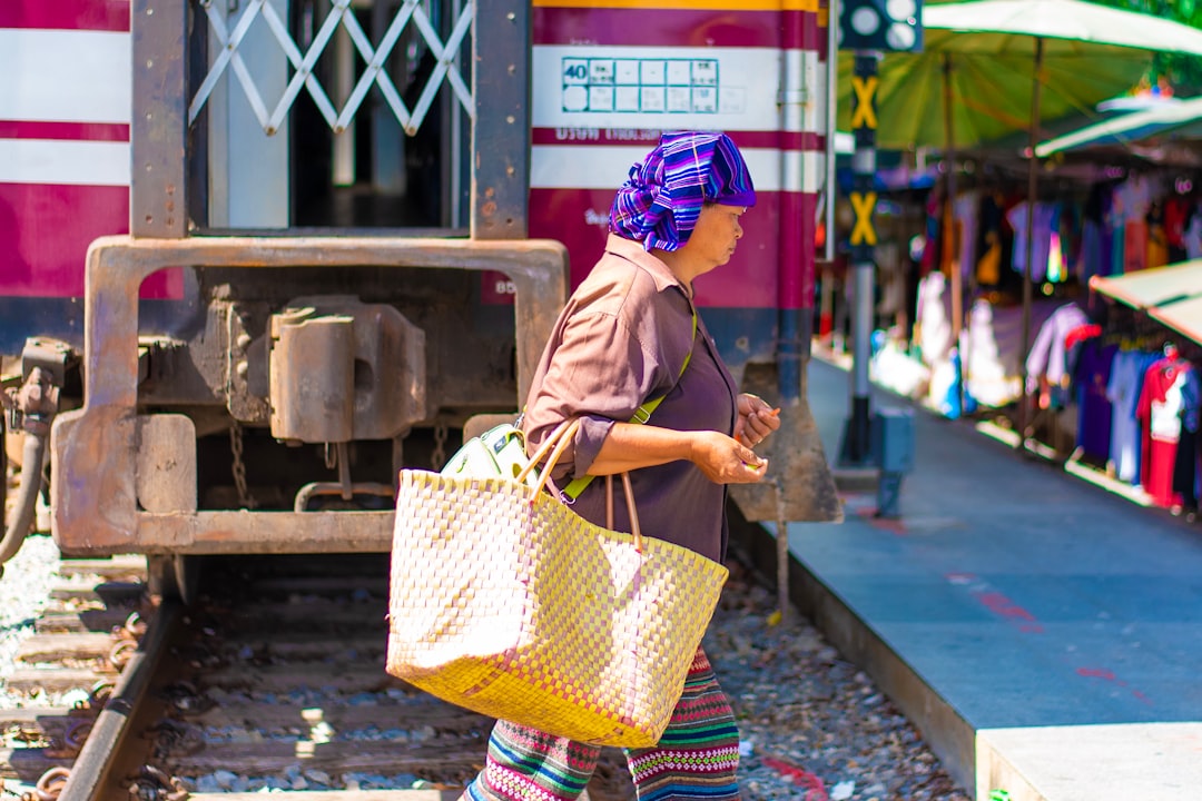 Maeklong: o mercado que para o trem - Mueang Samut Songkhram District | Secret World Trip Planner