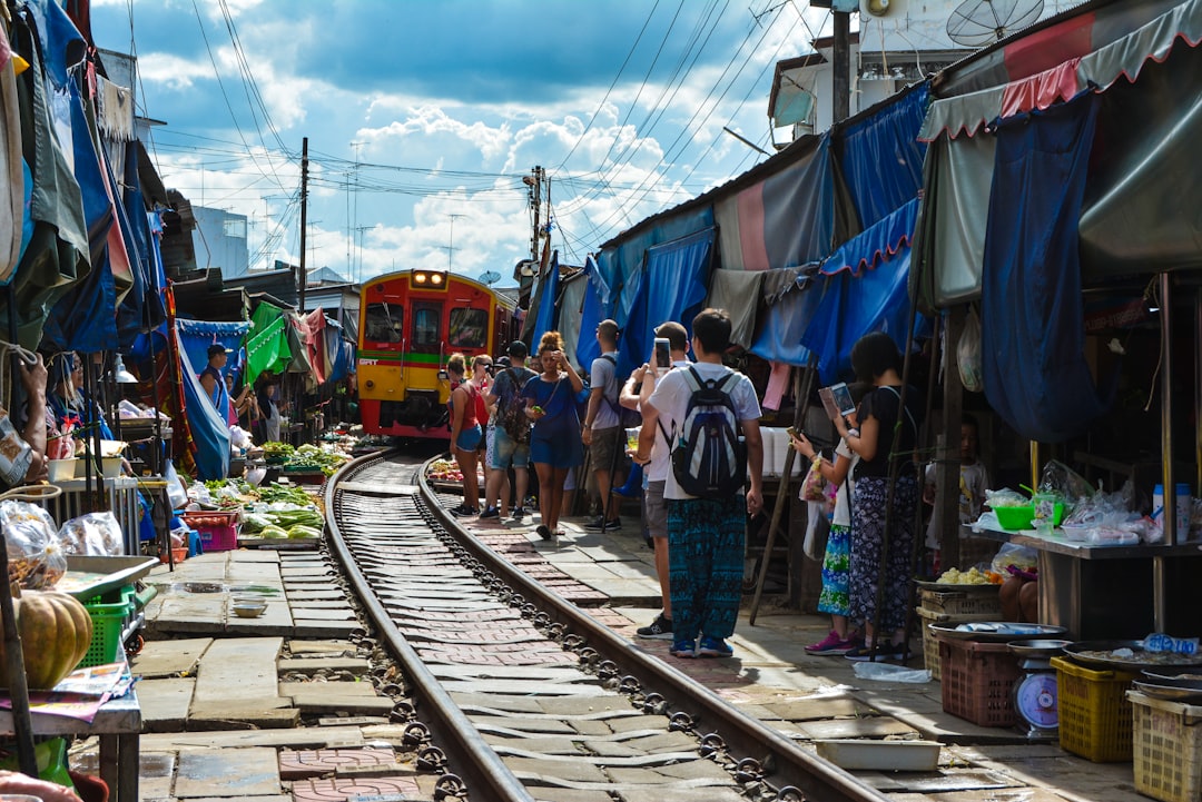 美克隆：停下火车的市场 - Mueang Samut Songkhram District | Secret World Trip Planner