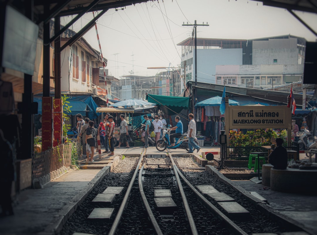 美克隆：停下火车的市场 - Mueang Samut Songkhram District | Secret World Trip Planner
