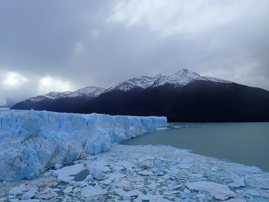 Mirador Perito Moreno ao pôr do sol: gelo e luz dourada - Provincia di Santa Cruz | Secret World Trip Planner