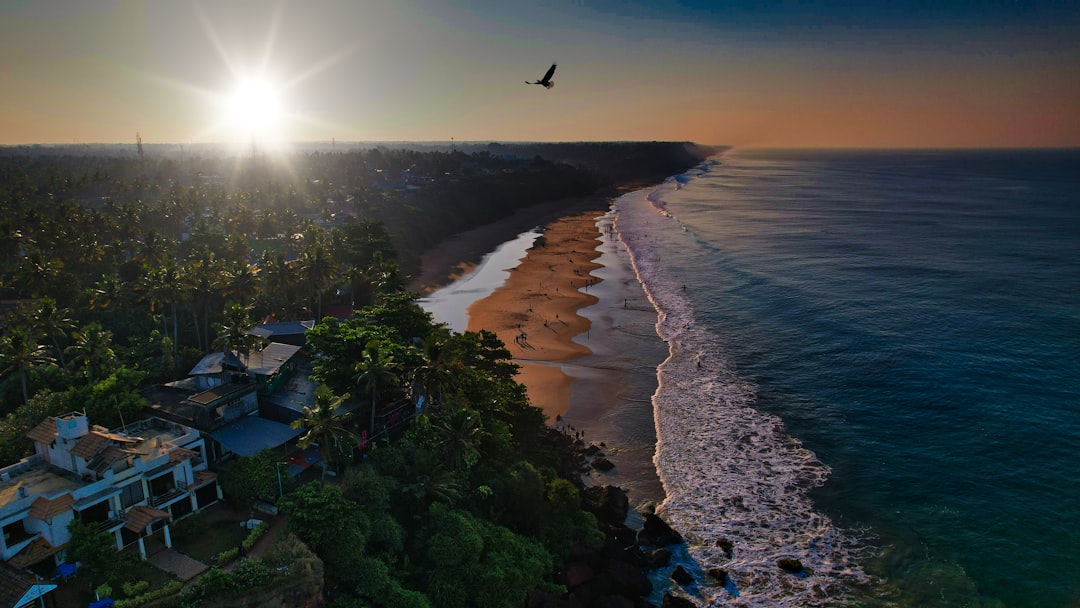 Varkala Beach: scogliere rosse e mare arabico - Varkala | Secret World Trip Planner