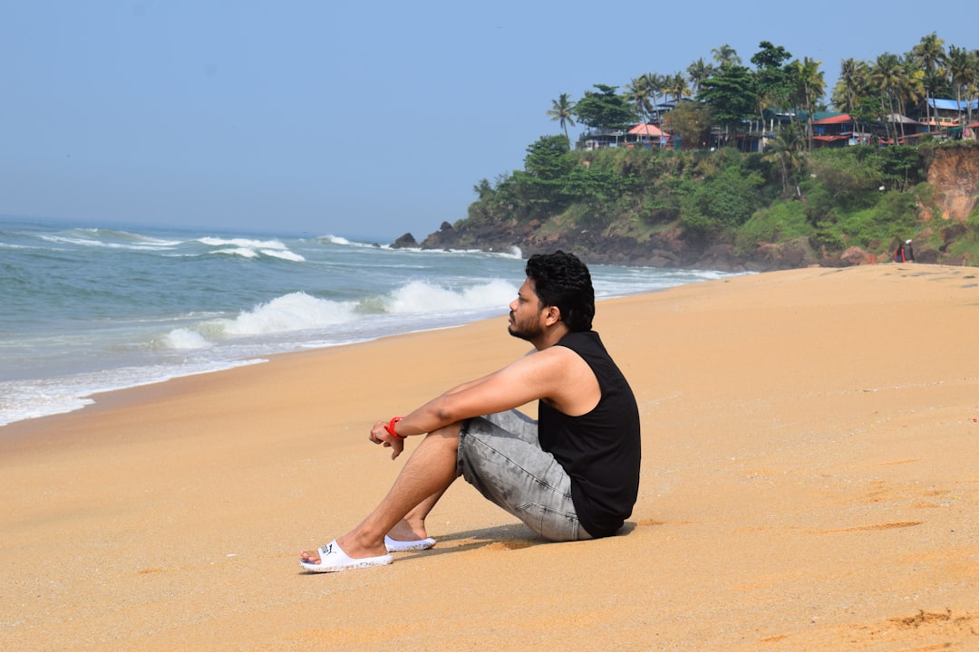 Varkala Strand: Rote Klippen und Arabisches Meer - Varkala | Secret World Trip Planner
