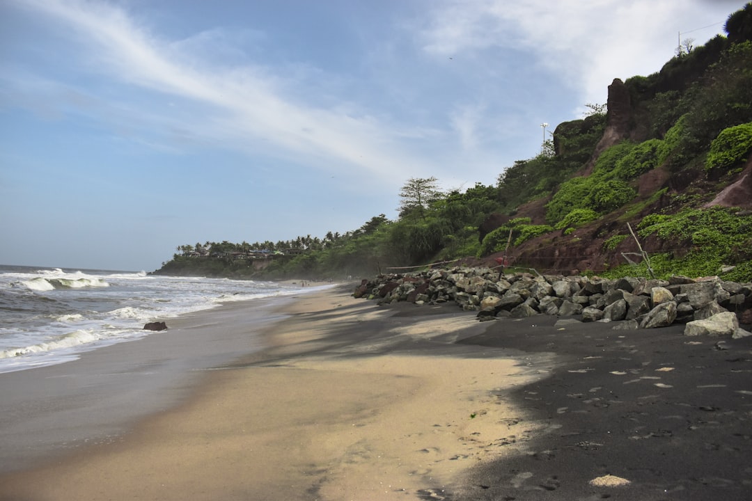 瓦尔卡拉海滩:红色悬崖与阿拉伯海 - Varkala | Secret World Trip Planner