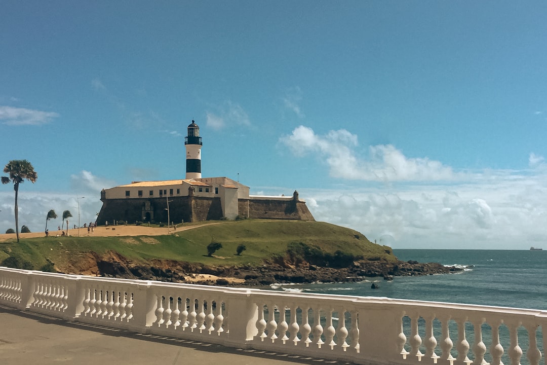 バイーアのサン・ジョアン灯台：ブラジルの植民地灯台 - Salvador - BA | Secret World Trip Planner