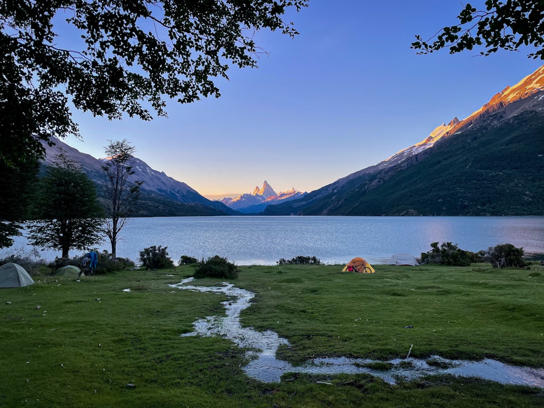 デザート湖：パタゴニアの氷の静寂 - Z9301 El Chalten | Secret World Trip Planner