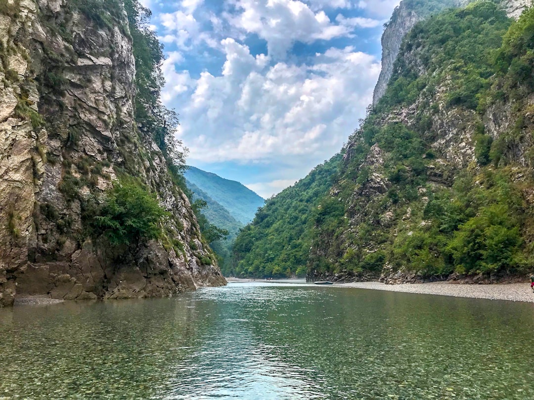 Descubre Maja Grykat y Hapëta: una joya natural en Albania - Stanet e Droces | Secret World Trip Planner