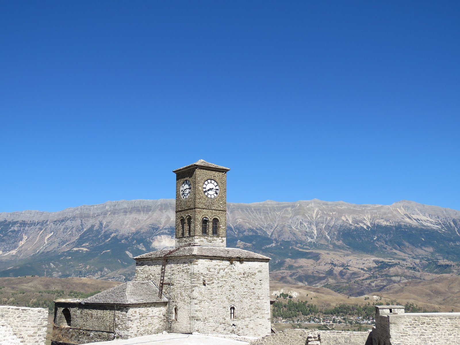 La Torre del Reloj en Albania: un viaje en el tiempo - Gjirokastër | Secret World Trip Planner