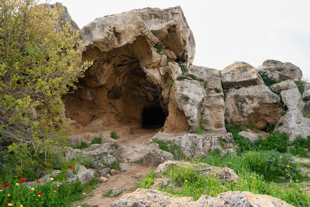 Devetscho-Grotte: Licht und Dunkelheit in Bulgarien - 5555 Devetaki | Secret World Trip Planner