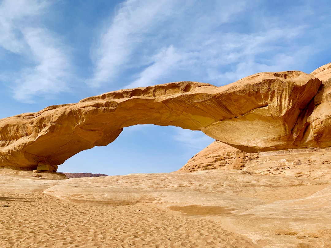 L'arc de pierre de Frouth Rock à Wadi Rum | Secret World Trip Planner