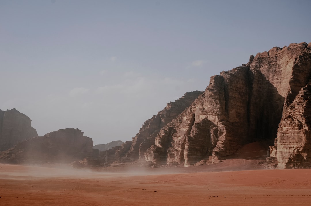 Um Arco Frouth Rock: a Ponte de Pedra de Wadi Rum | Secret World Trip Planner