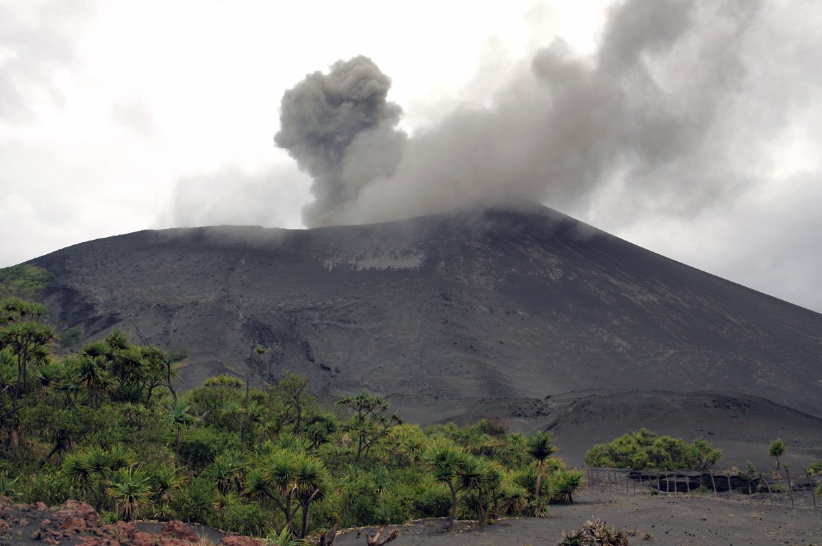Mont Yasur : le volcan actif le plus accessible au monde - Mount Yasur | Secret World Trip Planner