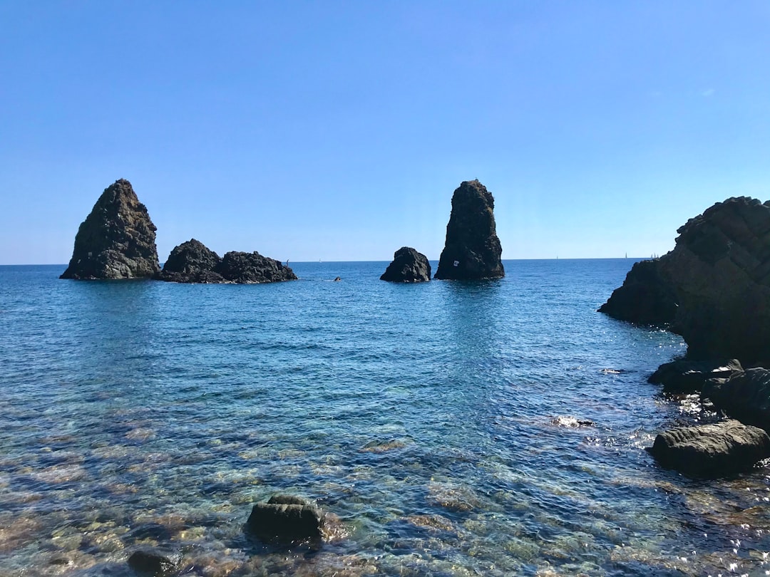 딩리 절벽: 바다 위 250미터의 황홀한 석양 - V92P+V45 | Secret World Trip Planner
