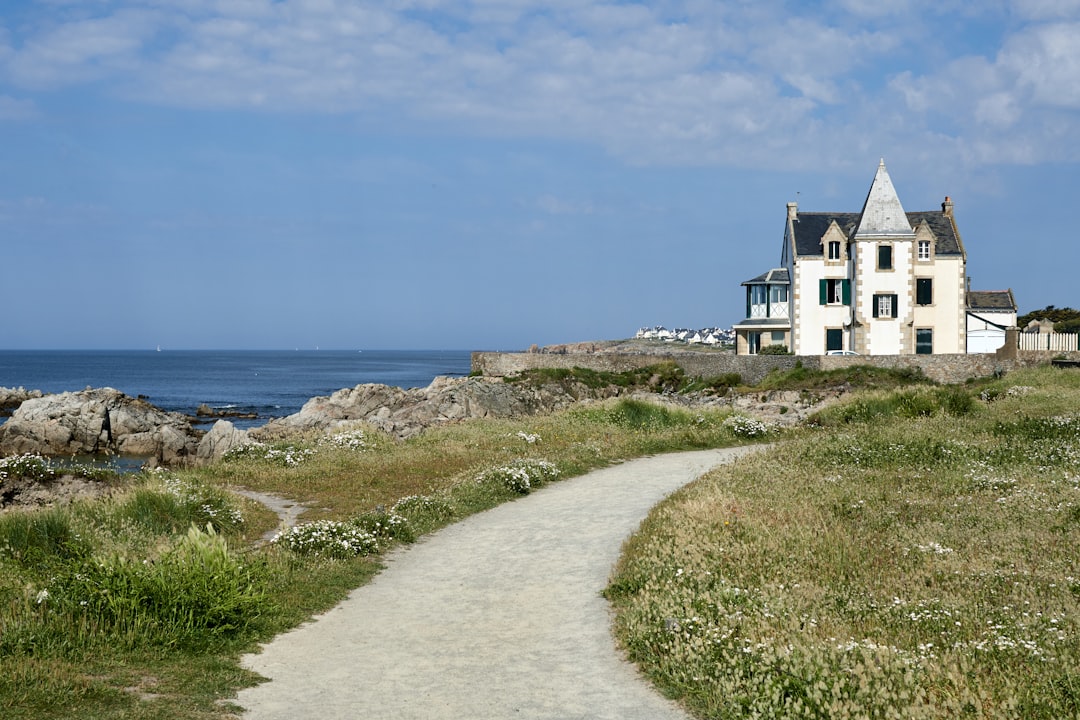 El faro de Pointe du Bout: hierro y coral en Martinica - Pointe du Bout | Secret World Trip Planner