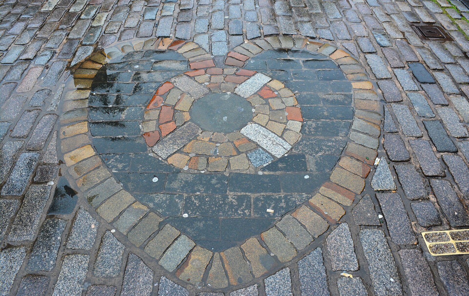 Entdecken Sie das Herz von Edinburgh: das Heart of Midlothian - Edinburgh | Secret World Trip Planner