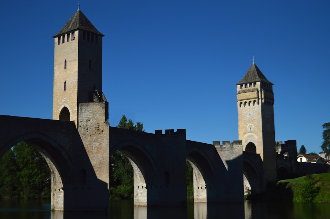 Ponte Valentré in Cahors: Festung am Fluss Lot - 46000 Cahors | Secret World Trip Planner