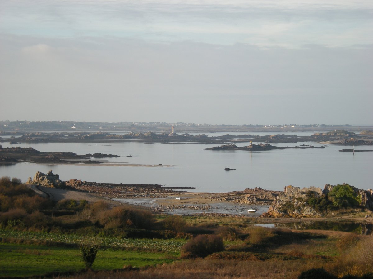 Phare de la Croix : le phare rose de Lézardrieux - 22740 Lézardrieux | Secret World Trip Planner