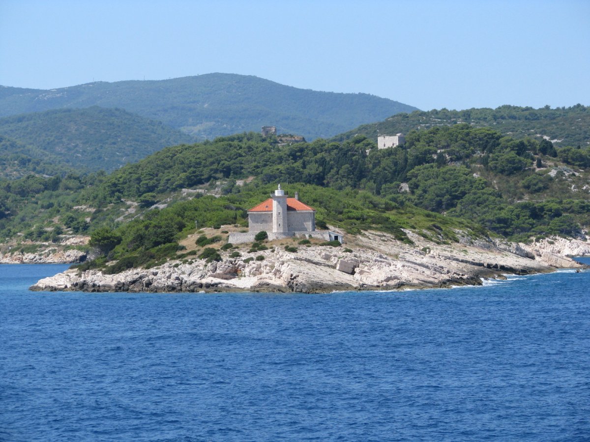 Faro di Host a Vis: Licht und Isolation am kroatischen Meer - 21480 | Secret World Trip Planner