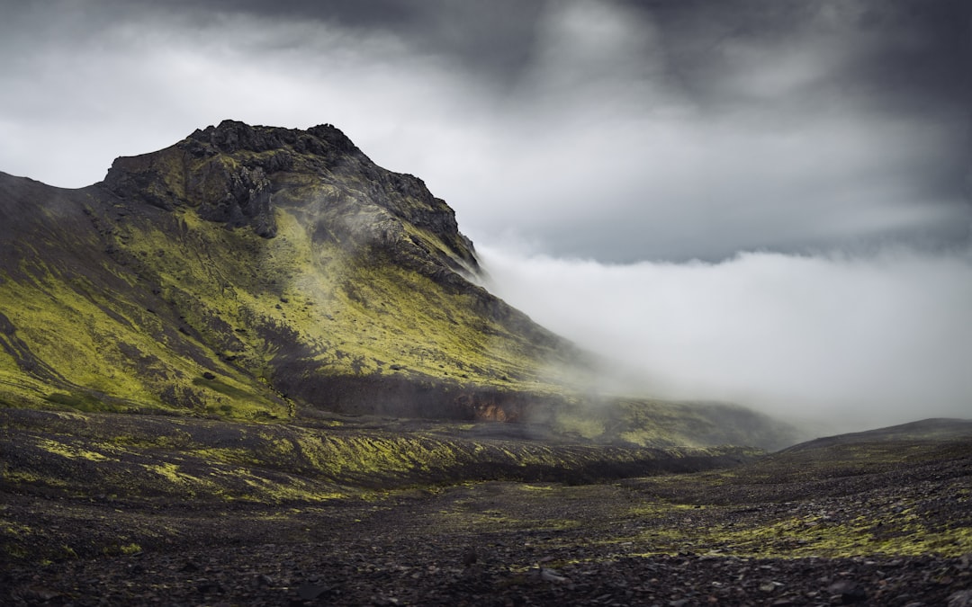 エイヤフィヤトラヨークトル:ヨーロッパを止めた火山探検 - Eyjafjallajökull | Secret World Trip Planner
