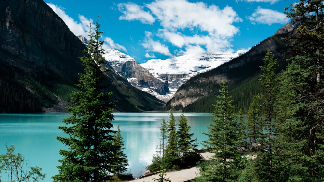 ペイト湖:ロッキー山脈のターコイズ湖 - Lake Louise | Secret World Trip Planner
