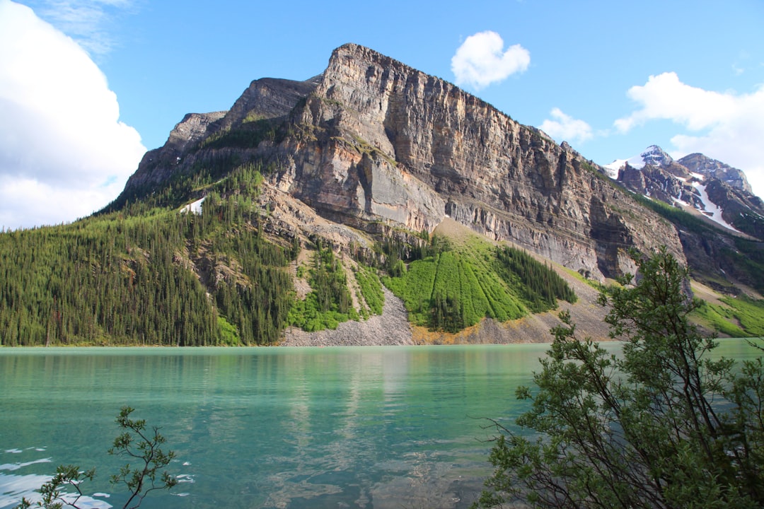 ペイト湖:ロッキー山脈のターコイズ湖 - Lake Louise | Secret World Trip Planner