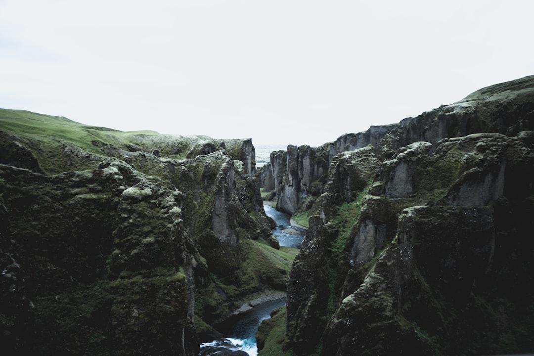Entdecke Surtshellir: das unterirdische Wunder Islands | Secret World Trip Planner