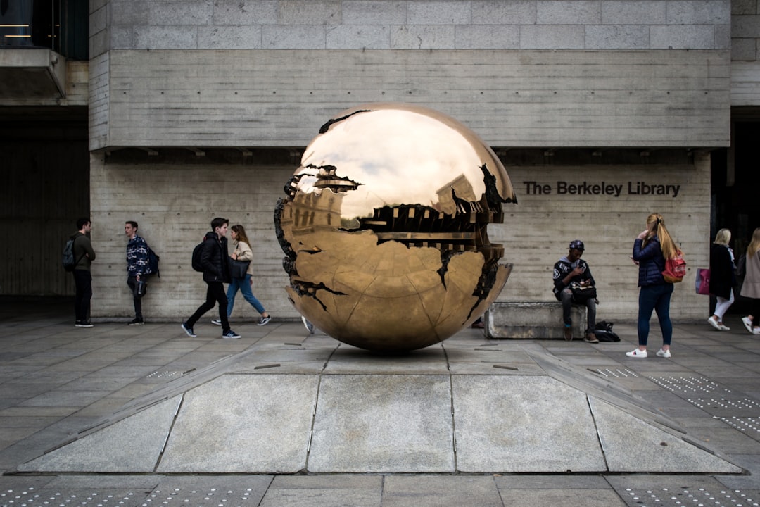 Découvrir la Sphère avec Sphère de Arnaldo Pomodoro en Irlande - Dublin | Secret World Trip Planner