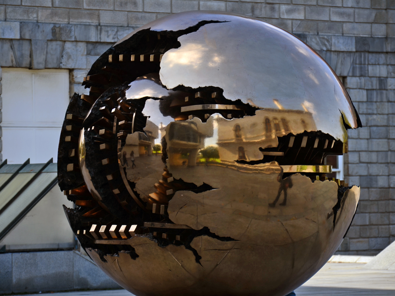 Découvrir la Sphère avec Sphère de Arnaldo Pomodoro en Irlande - Dublin | Secret World Trip Planner