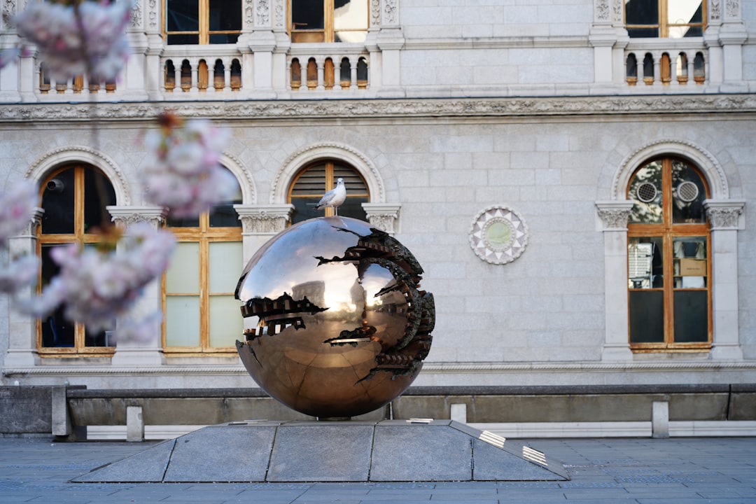 Descubra a Esfera com Esfera de Arnaldo Pomodoro na Irlanda - Dublin | Secret World Trip Planner