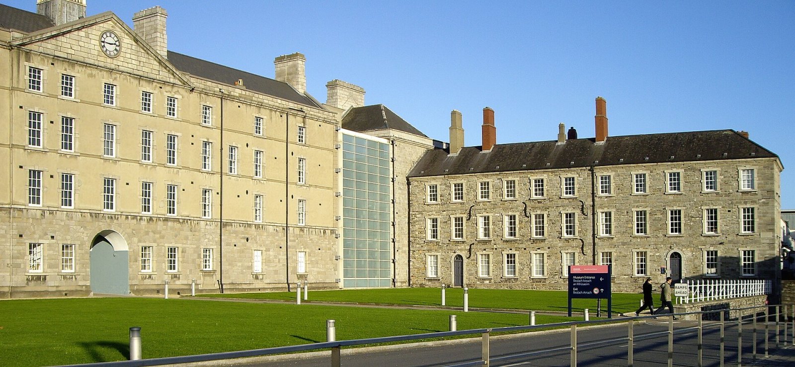 Besuchen Sie das National Museum of Ireland in den Collins Barracks - Dublin | Secret World Trip Planner