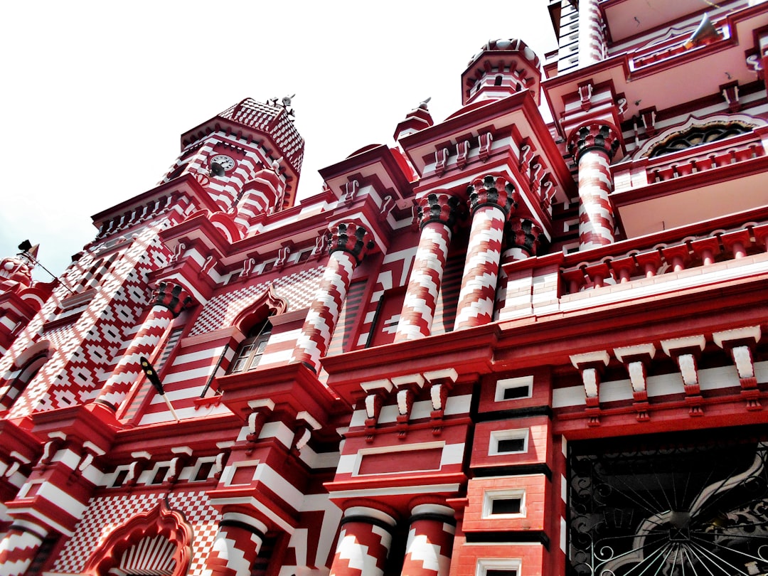 探索班巴拉皮提亚的朱玛清真寺:文化瑰宝 - Colombo | Secret World Trip Planner
