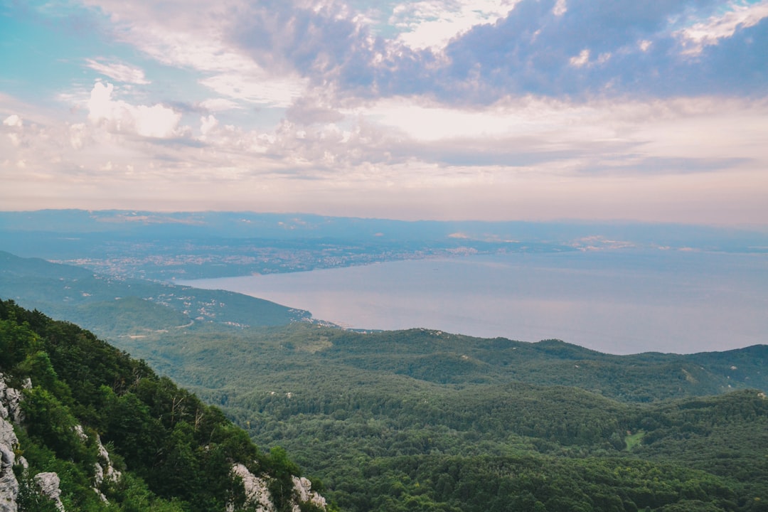 Descubra a Magia do Monte Hum na Croácia - Komiža | Secret World Trip Planner