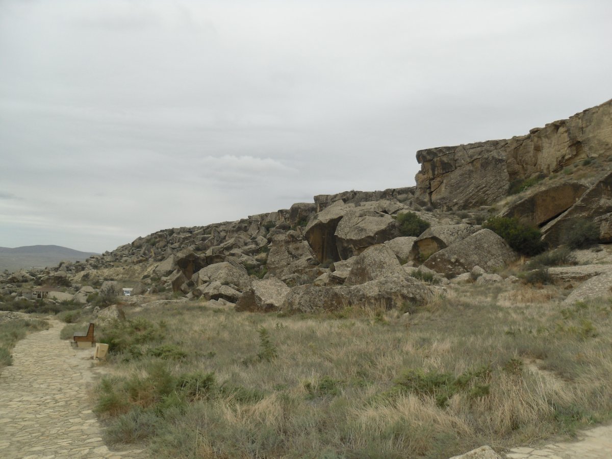 Qobustan: arte rupestre y volcanes de barro - 496H+H9C | Secret World Trip Planner