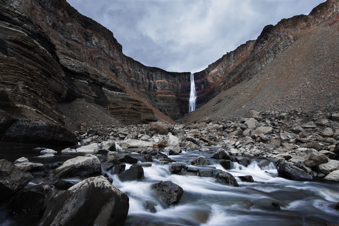 Cañón Stuðlagil: colores y basalto en Islandia - Jökuldalsvegur | Secret World Trip Planner