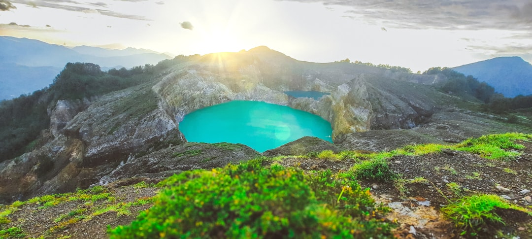 Kelimutu: Die drei Vulkanseen in unmöglichen Farben - Ende Regency | Secret World Trip Planner