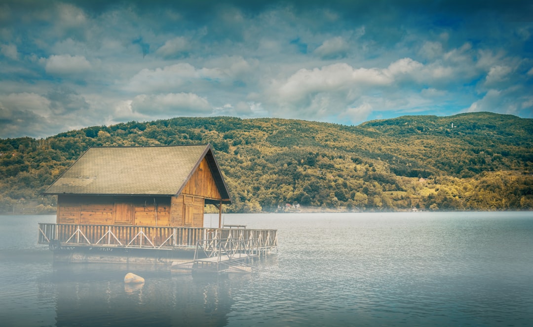 Lago di Perućac: Der Smaragd Serbiens | Secret World Trip Planner