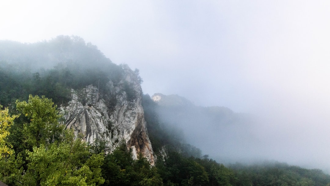 Lago di Perućac: Der Smaragd Serbiens | Secret World Trip Planner