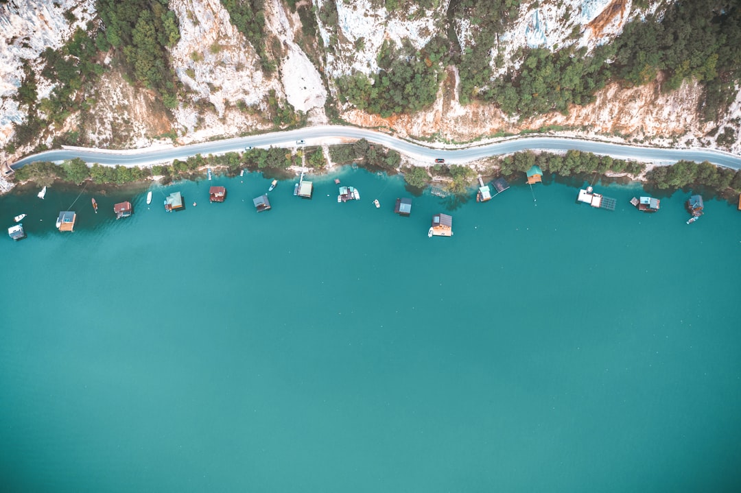 Lago de Perućac: el esmeralda de Serbia occidental | Secret World Trip Planner