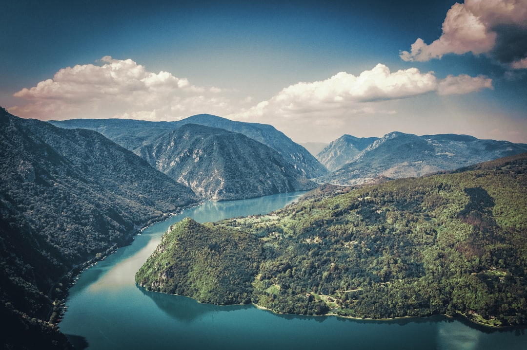 Lago de Perućac: el esmeralda de Serbia occidental | Secret World Trip Planner