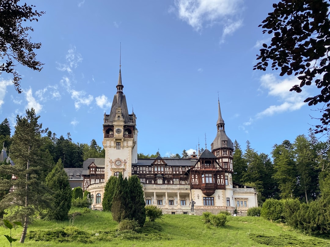 Castelo de Peleș: joia neo-renascentista da Romênia - Aleea Peleșului 2 | Secret World Trip Planner