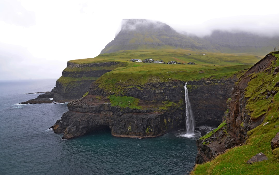 Gásadalur: il tramonto sulla cascata delle Faroe - 4H47+CXP | Secret World Trip Planner