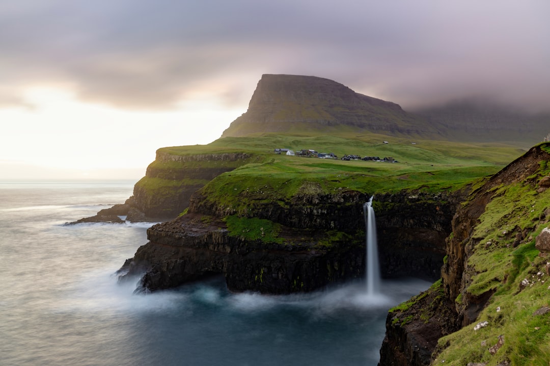 Gásadalur : le coucher de soleil sur la cascade des Féroé - 4H47+CXP | Secret World Trip Planner