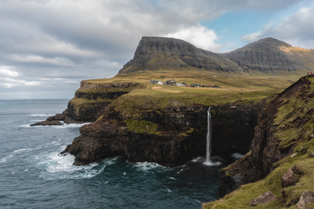 Gásadalur: o pôr do sol na cascata das Faroe - 4H47+CXP | Secret World Trip Planner