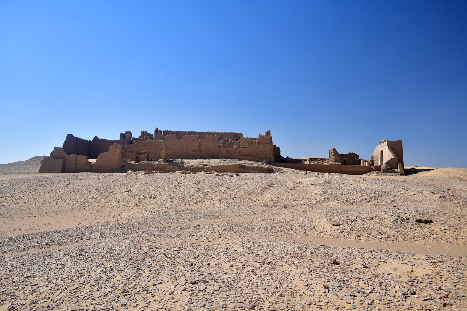 Découvrez Qasr Dusch : une forteresse historique en Égypte | Secret World Trip Planner