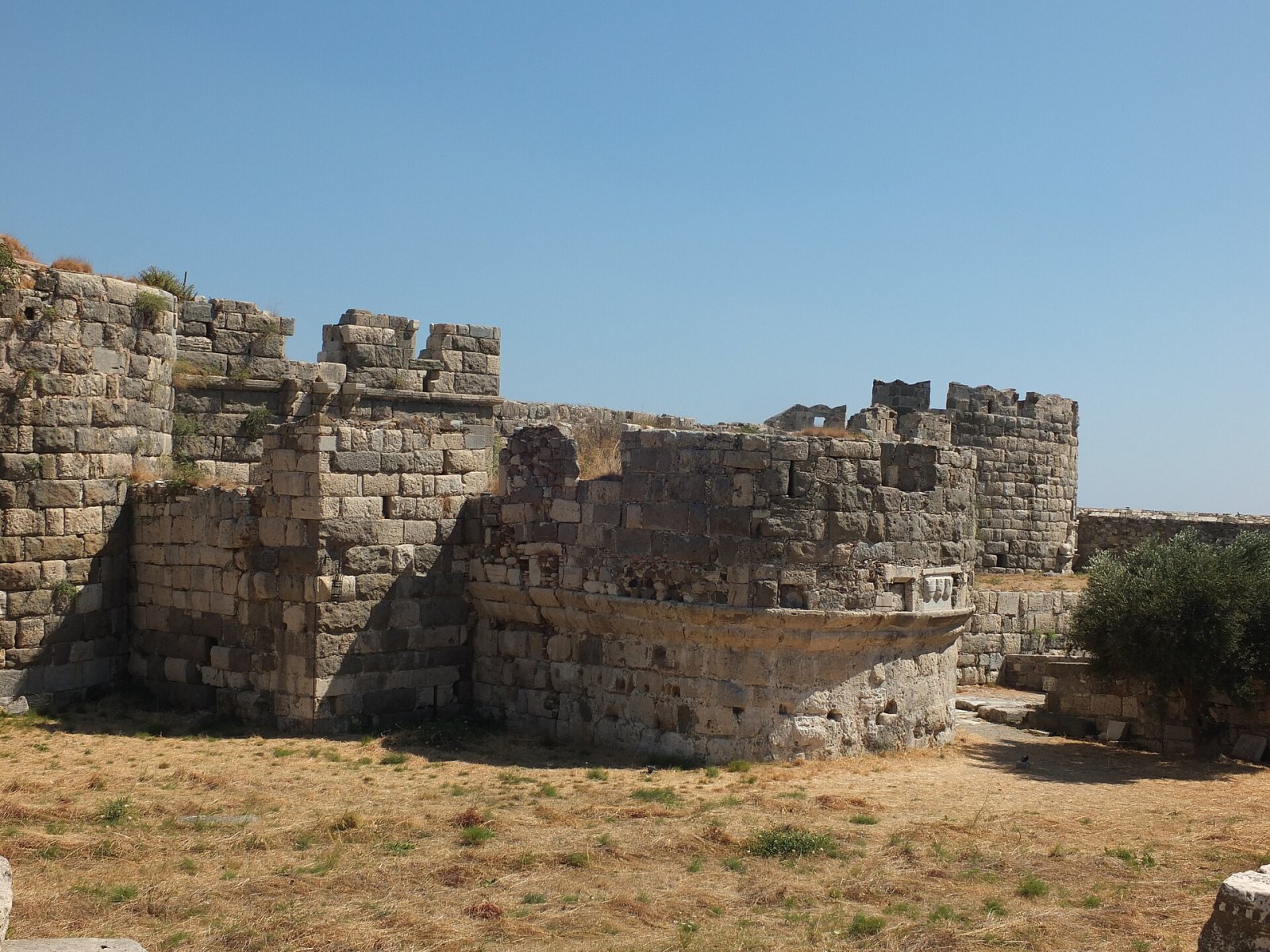 Descubra o Castelo de Megalo Chorio: um tesouro histórico na Grécia — F84V+X8 Tilos