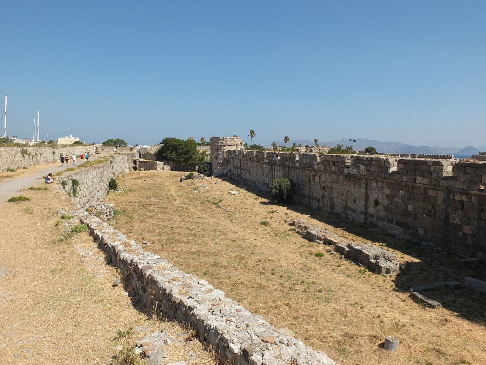 Descubra o Castelo de Megalo Chorio: um tesouro histórico na Grécia - F84V+X8 Tilos | Secret World Trip Planner
