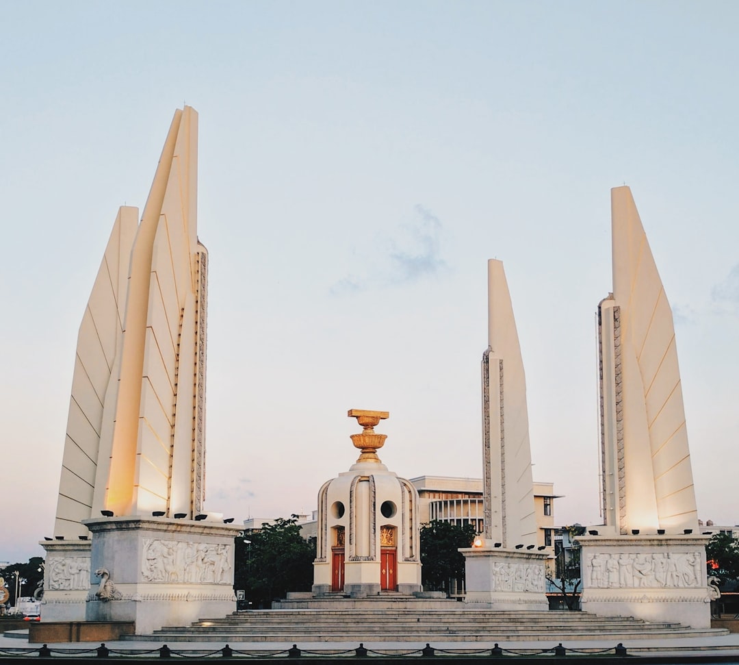 民主纪念碑:泰国历史与文化的象征 - Amphoe Mueang Khon Kaen | Secret World Trip Planner