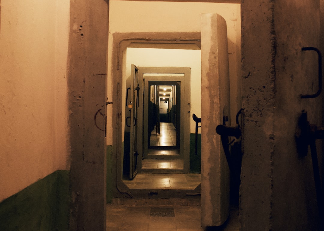 Descubra o Bunker: História e Cultura na Albânia - Tiranë | Secret World Trip Planner